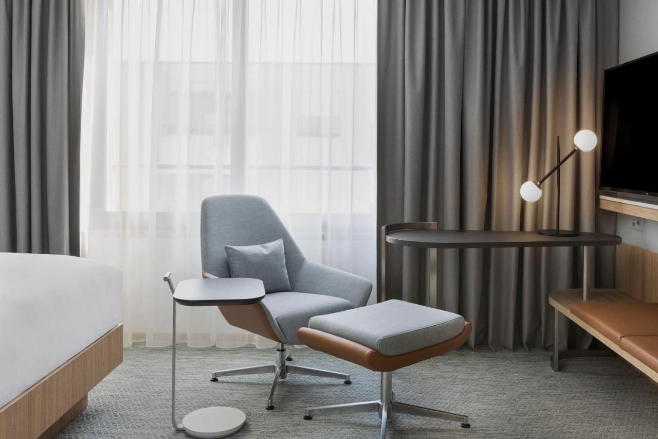 Courtyard By Marriott Biel Bienne Hotel Bagian luar foto