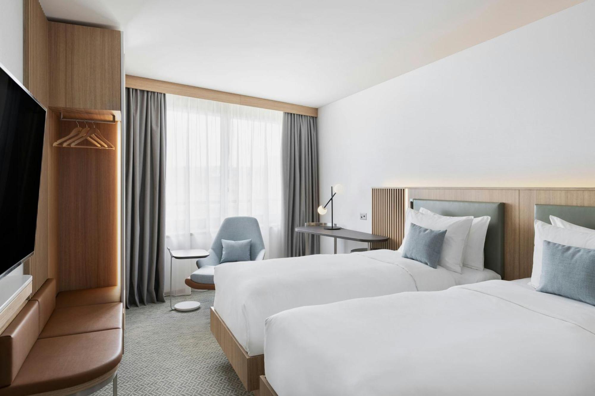 Courtyard By Marriott Biel Bienne Hotel Bagian luar foto